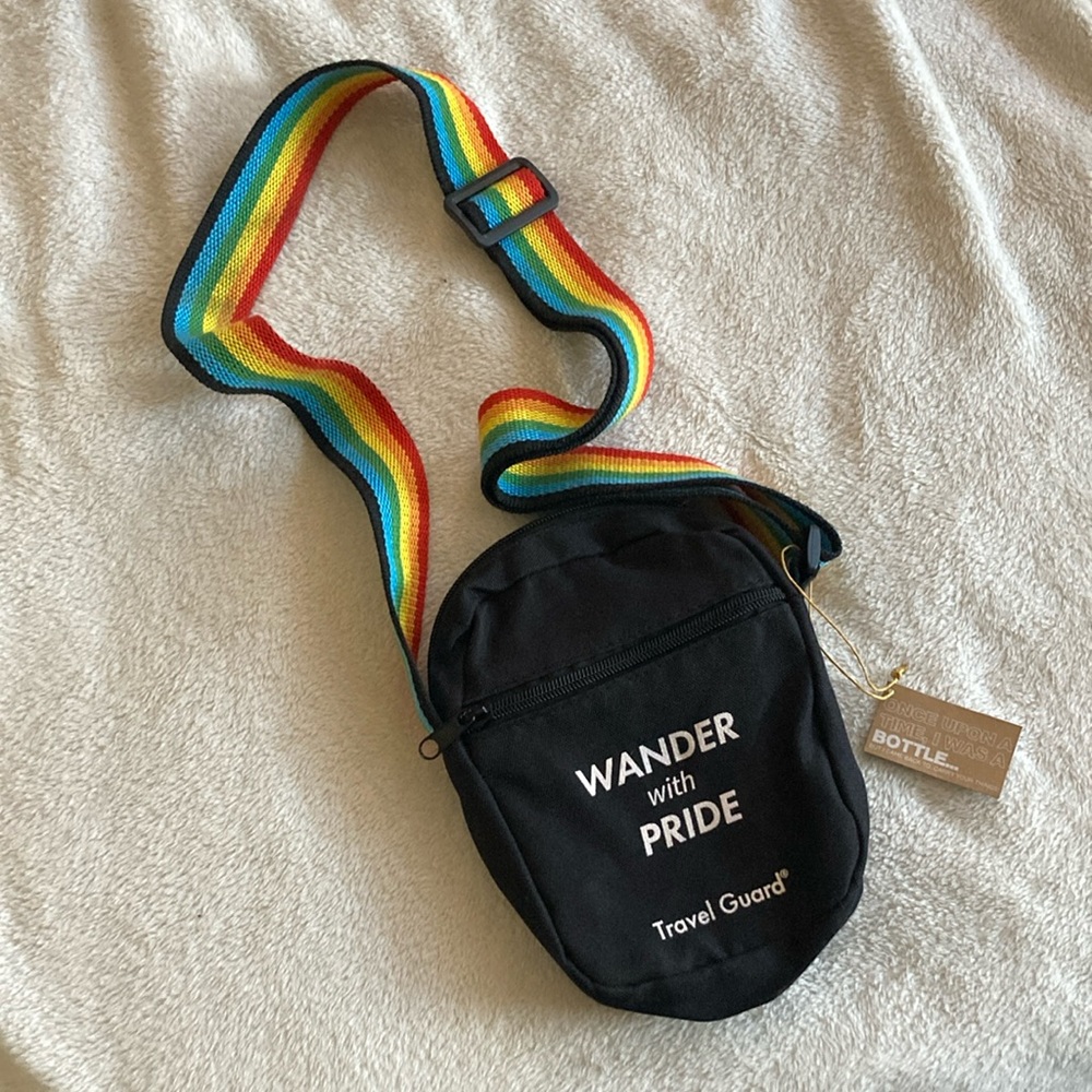 Proud tote with adjustable strap
